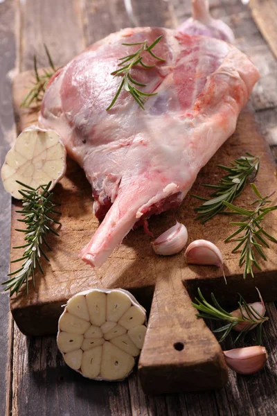 Raw lamb leg on board — Stock Photo, Image
