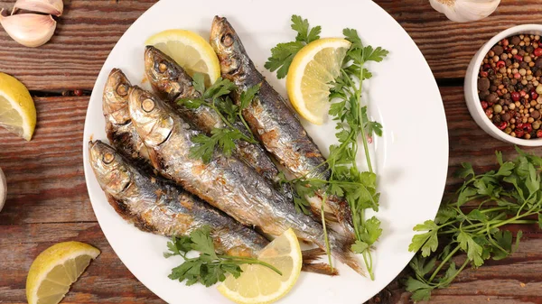 Grillade sardiner på tallriken — Stockfoto