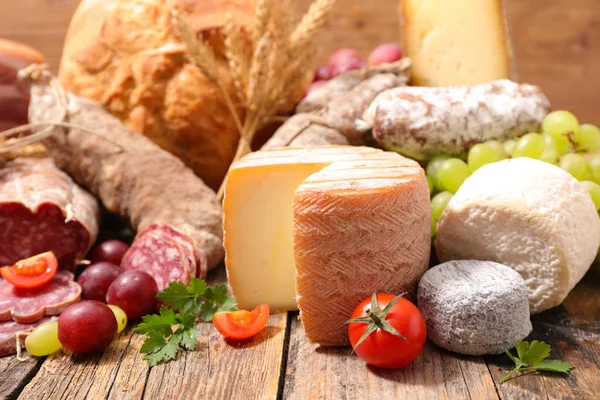 Queijo, salame e pão — Fotografia de Stock