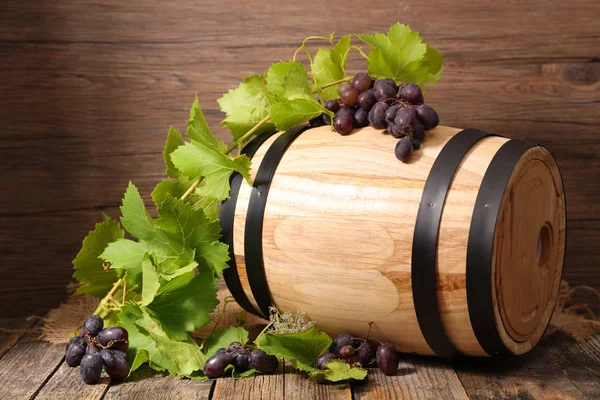 Wooden barrel with grapes — Stock Photo, Image