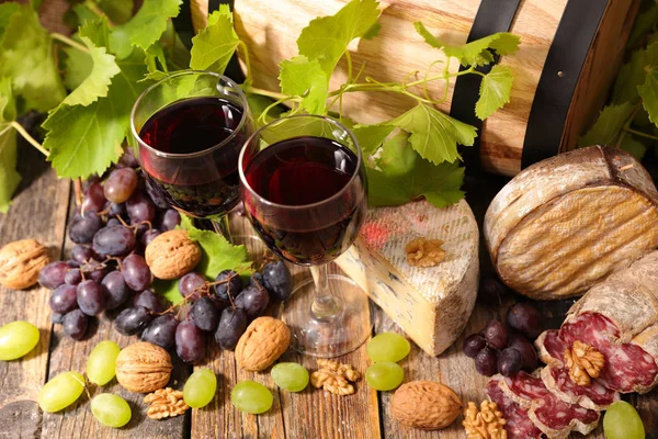 Wein, Käse und Trauben — Stockfoto