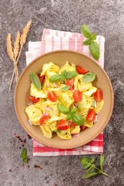 domates ve fesleğenli makarna