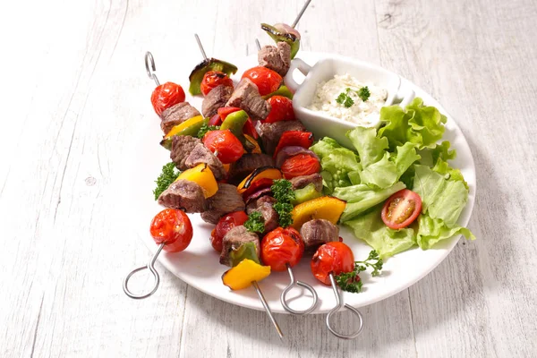 Boeuf grillé et salade — Photo
