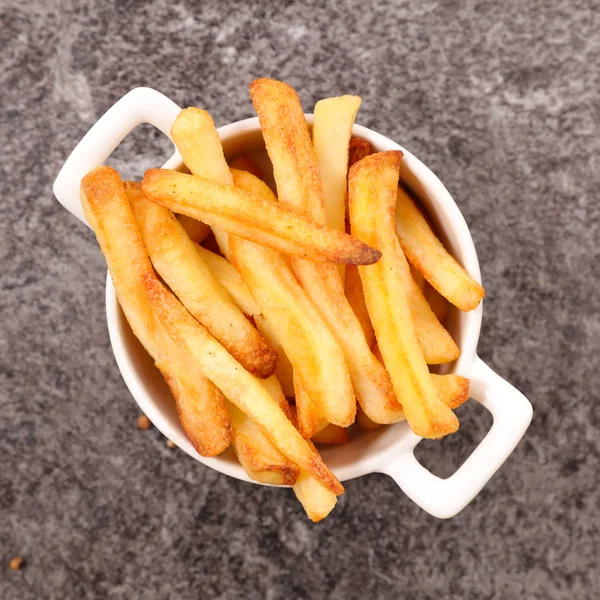 Pommes frites på bord — Stockfoto