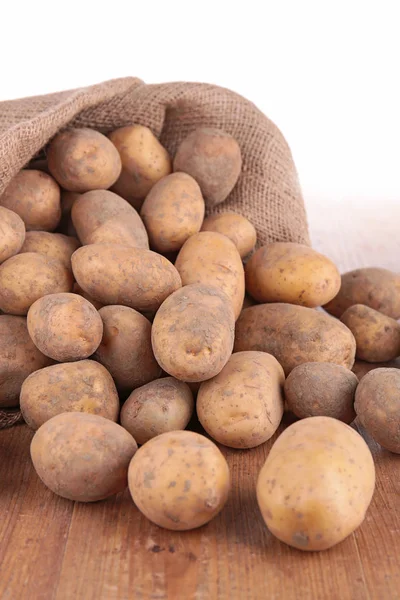 在包里的原料土豆 — 图库照片
