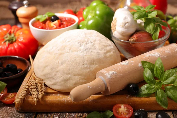 Raw dough and ingredients — Stock Photo, Image