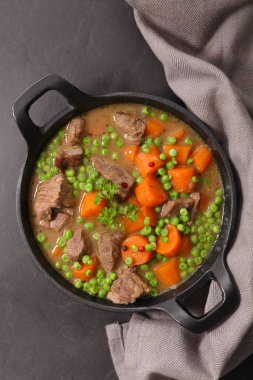 sığır eti, havuç ve bezelye yemek
