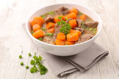 sığır eti, havuç ve bezelye yemek