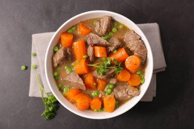 sığır eti, havuç ve bezelye yemek