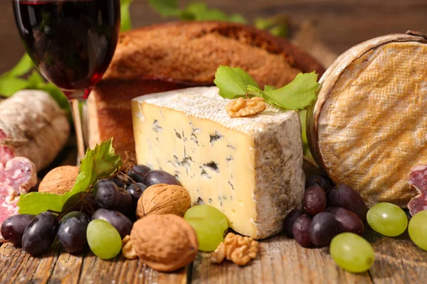 Vino rosso con formaggio — Foto Stock