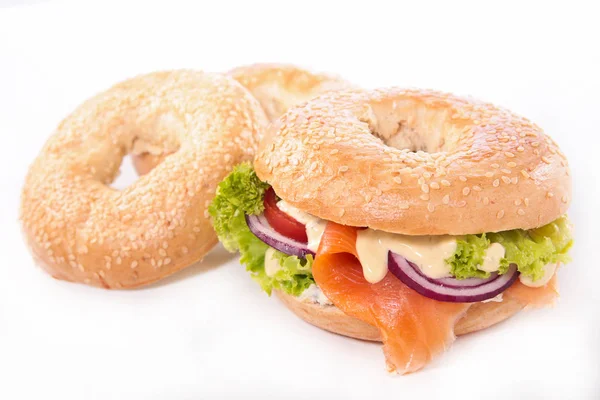 Bagel con salmone affumicato — Foto Stock