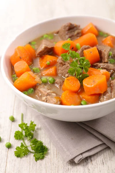 sığır eti, havuç ve bezelye yemek