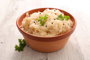 Ev yapımı lahana turşusu kase