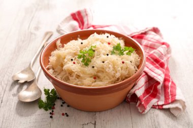 Ev yapımı lahana turşusu kase