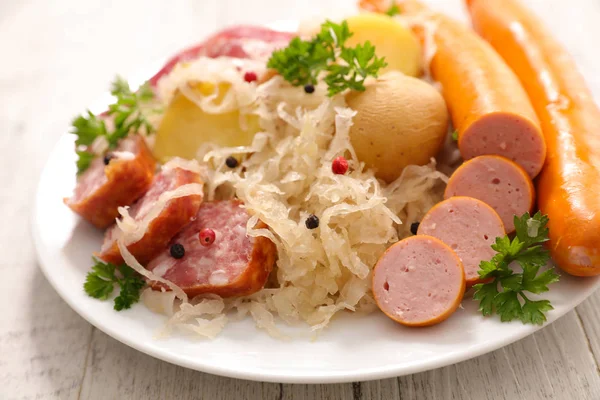 Lahana sosis ve patates ile — Stok fotoğraf