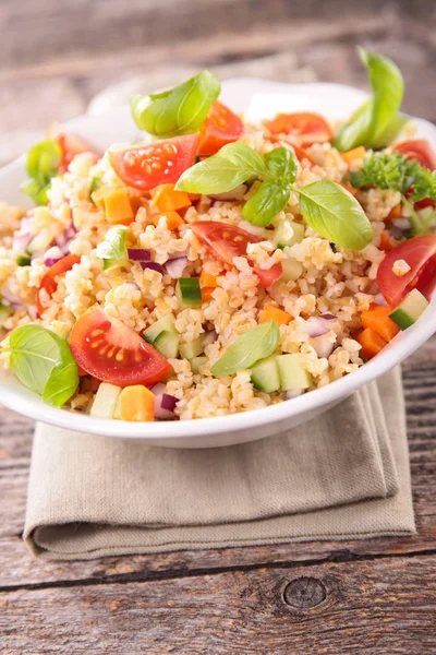 Ensalada de verduras con bulgur —  Fotos de Stock