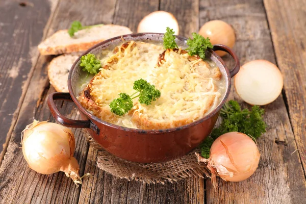 Zwiebelsuppe mit Brot — Stockfoto