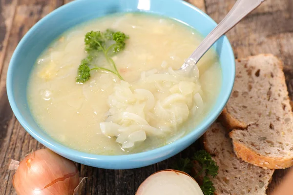 Zwiebelsuppe mit Brot — Stockfoto