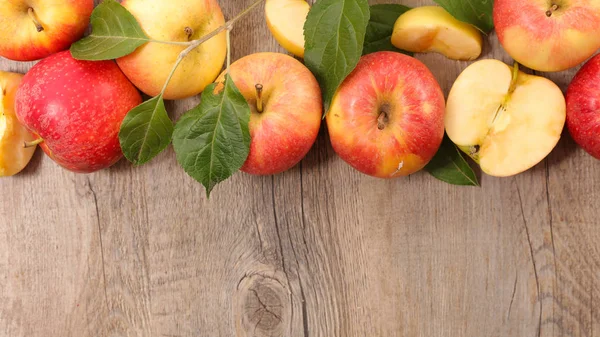 Куча свежих яблок — стоковое фото