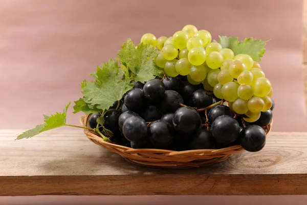 红色和黑色的葡萄 — 图库照片