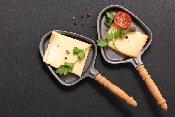 Queijo raclette e presunto — Fotografia de Stock