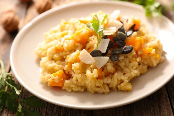 Plaka üzerinde kabak risotto