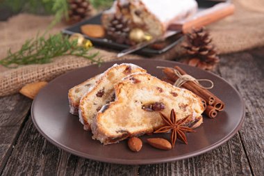 Noel stollen meyve ekmek ve çam