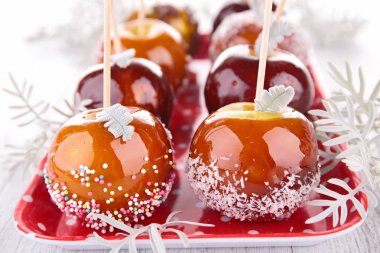 Tatlı karamel elmalar