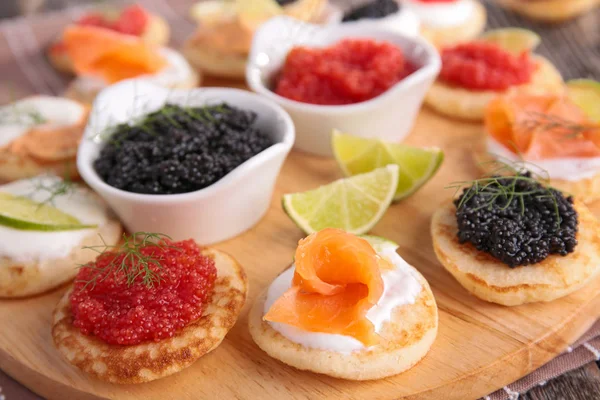 Deliciosos canapés variados — Fotografia de Stock