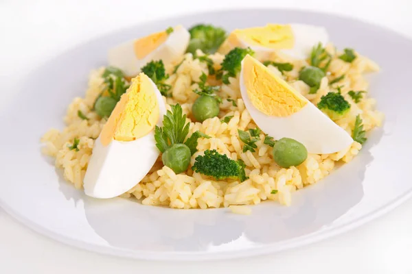 Bezelye ve yumurta ile pirinç — Stok fotoğraf
