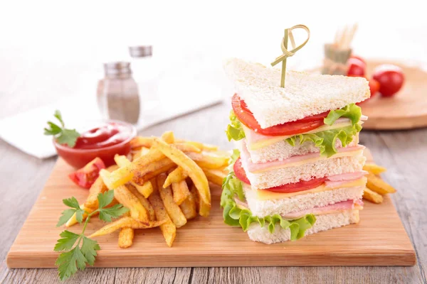 Клубный сэндвич и картошка фри — стоковое фото