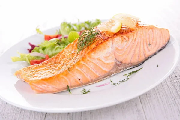 Gebackener Lachs auf Teller — Stockfoto