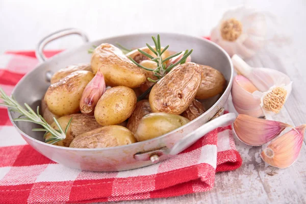 Pommes de terre cuites sur la table — Photo