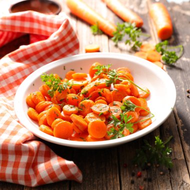 havuç plaka üzerinde maydanoz ile