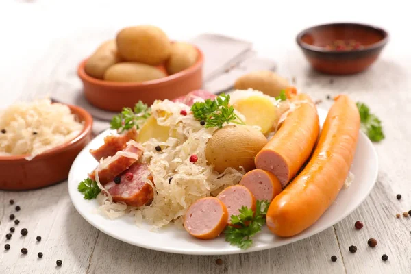 Cabbage with meat and potatoes — Stock Photo, Image