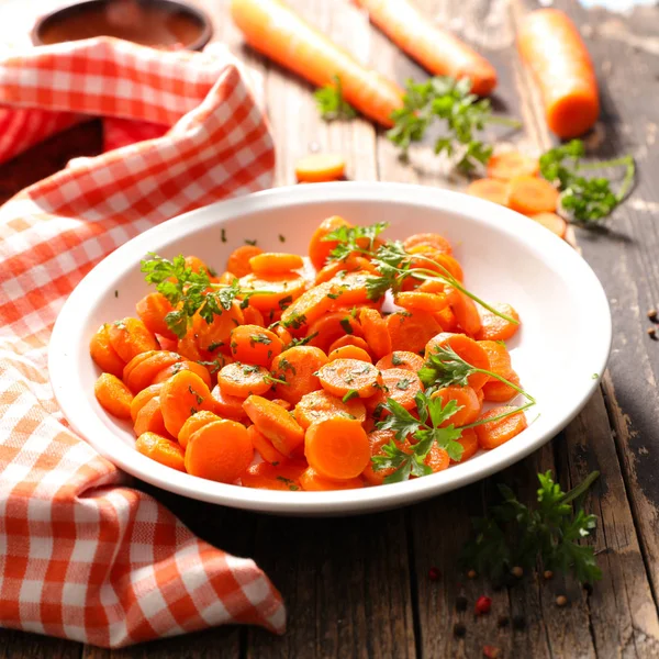 havuç plaka üzerinde maydanoz ile