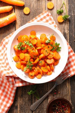 havuç plaka üzerinde maydanoz ile 