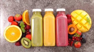 Meyve yüzlü şişelerde