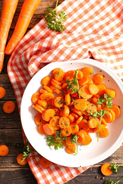 Морковь с петрушкой на тарелке — стоковое фото
