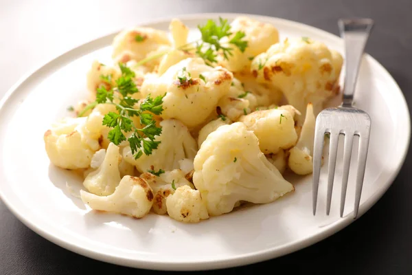 Grilled cauliflower on plate — Stock Photo, Image