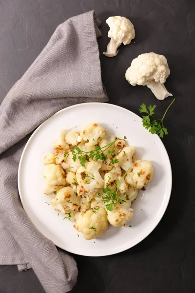 Grilled cauliflower on plate — Stock Photo, Image