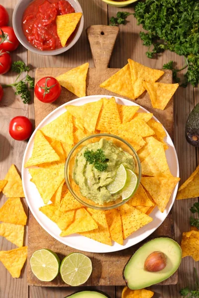 Chips de tortilla y guacamole — Foto de Stock
