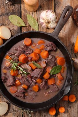 şarap ile pişmiş sığır eti