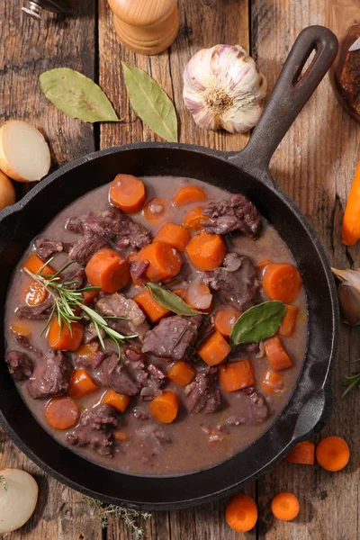 Carne de bovino cozida com vinho — Fotografia de Stock