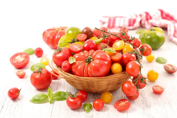 Verse tomaten op tafel — Stockfoto