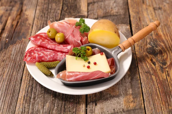 ラクレット チーズとサラミ — ストック写真