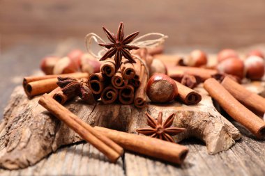 Anise yıldızları ve tarçın çubukları 