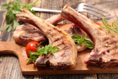 ızgara Kuzu pirzola greebs ile devam eder.