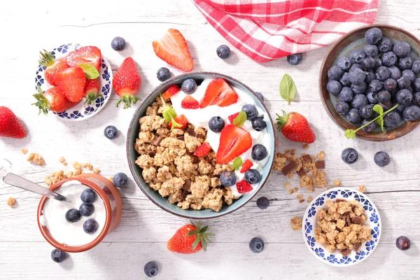 Breakfast with muesli and berries — Stock Photo, Image