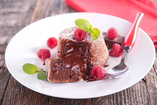 Шоколадный кекс с ягодами — стоковое фото